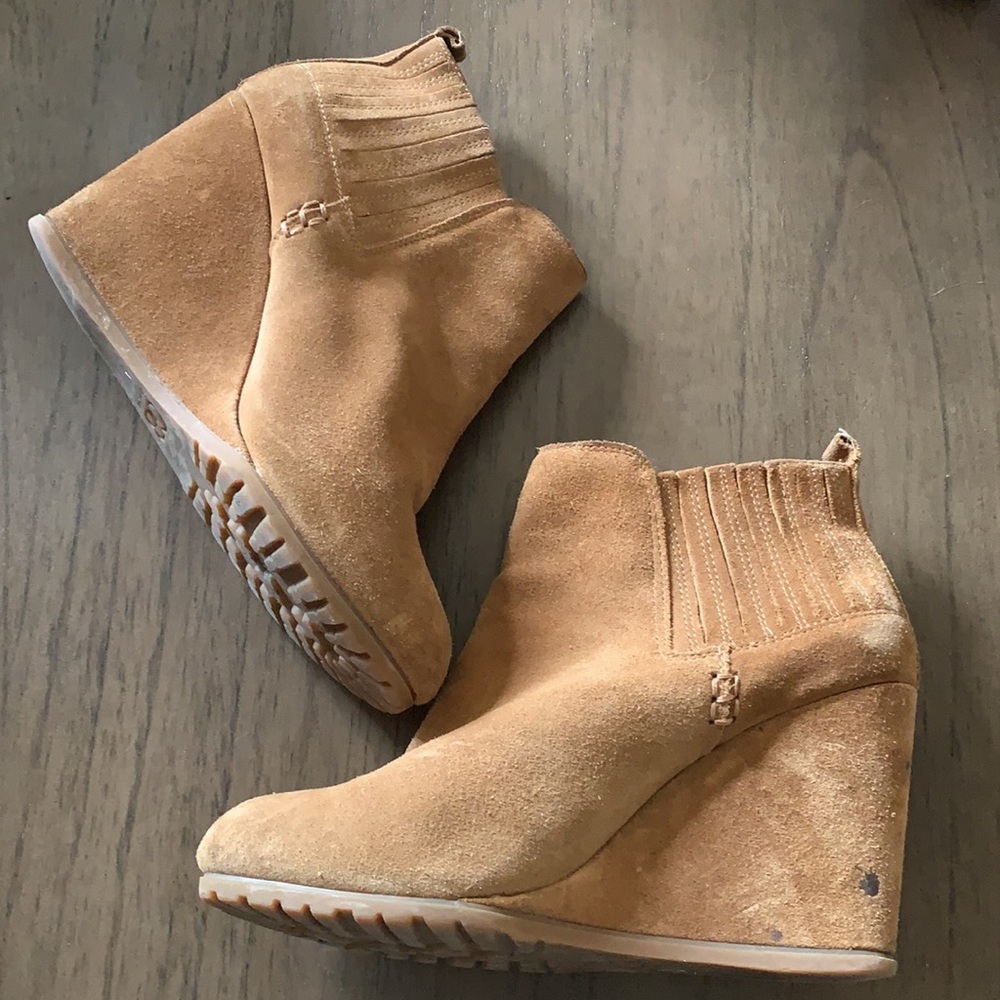Gianna Bini Wedge Tan Booties size 9.5